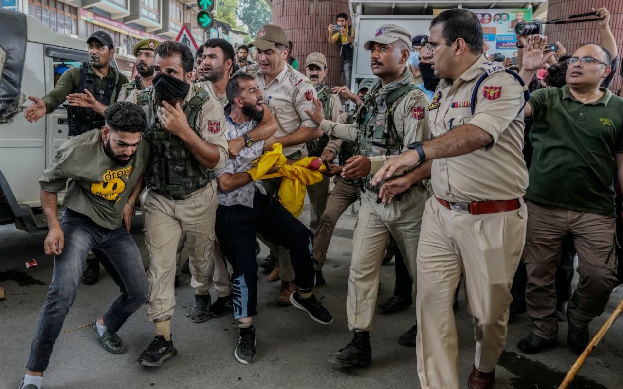 Polisi di India Bubarkan dan Tangkap Umat Muslim Kashmir yang Ikuti Prosesi Bulan Muharam