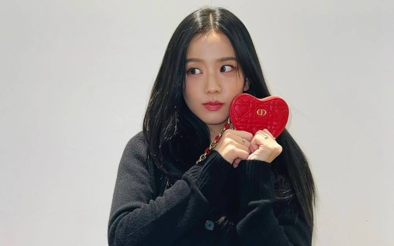 Jisoo Klarifikasi Kocak Terciduk Post Foto Editan Fans di Perayaan Debut BLACKPINK