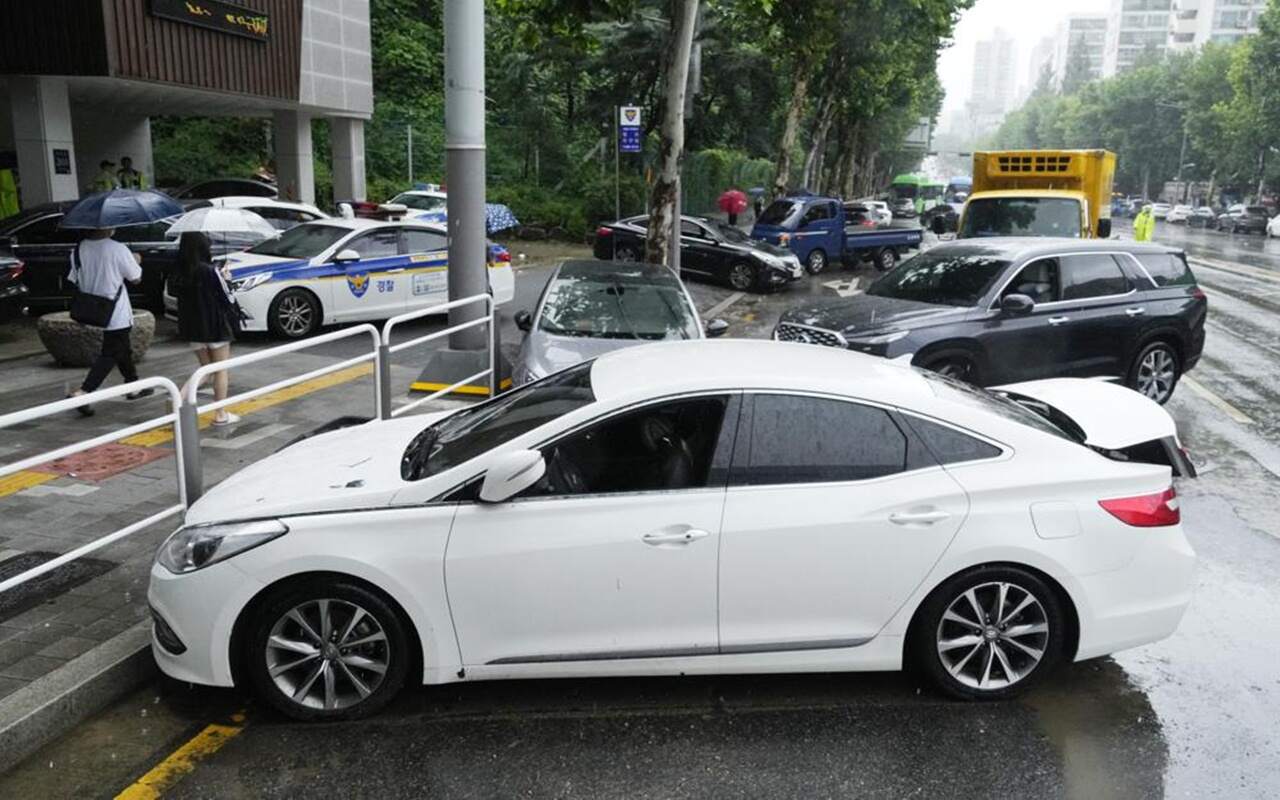 Banjir Parah di Seoul Bikin Sejumlah Mobil Mewah 'Terdampar' di Jalanan