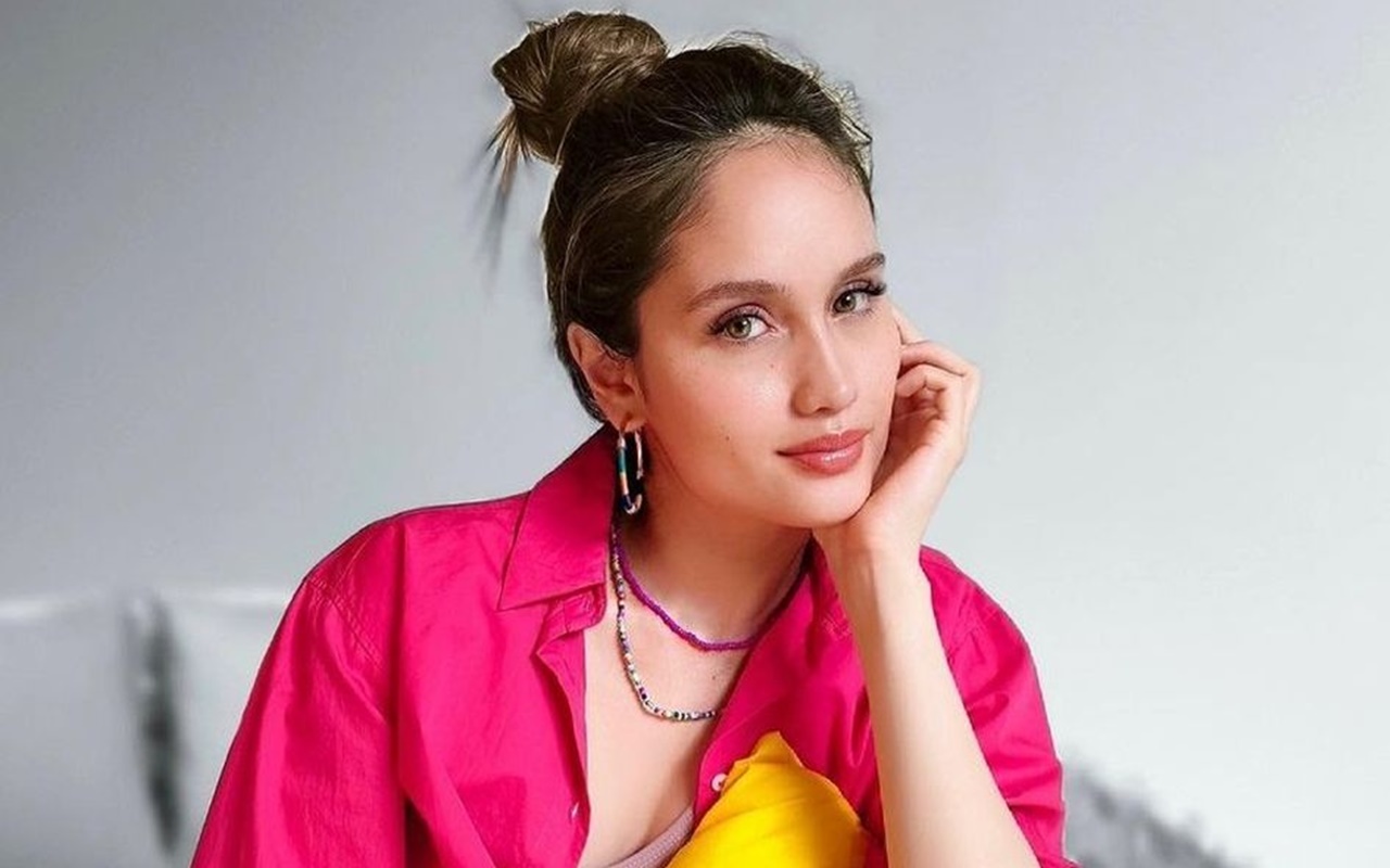 Cinta Laura Tampil Seksi Sambil Joget Heboh di Pantai Demi Buang Stres, Tuai Respons Tak Terduga