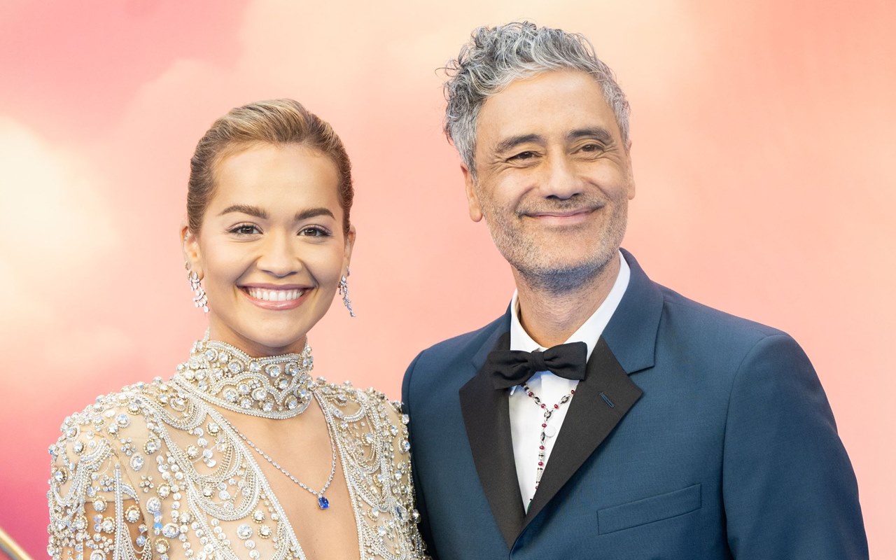 Rita Ora Sisipkan Nama Suami Usai Resmi Dipersunting Taika Waititi