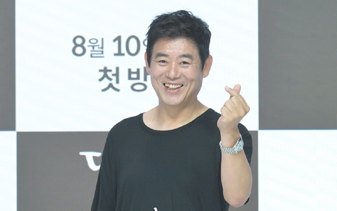 Datang Terlambat, Sung Dong Il Bolak-Balik Minta Maaf di Konferensi Pers 'If You Wish Upon Me'