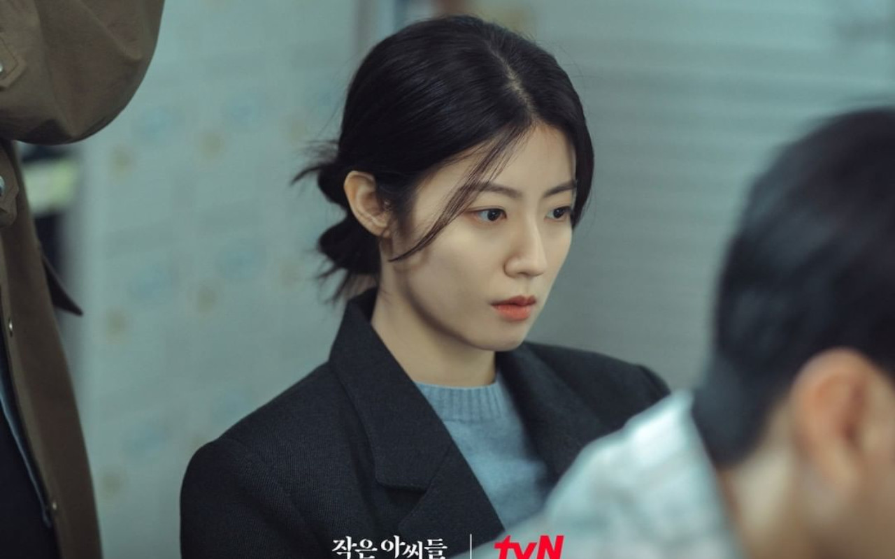 7 Style Kantoran Ala Nam Ji Hyun, Comeback Jadi Reporter di 'Little Women'