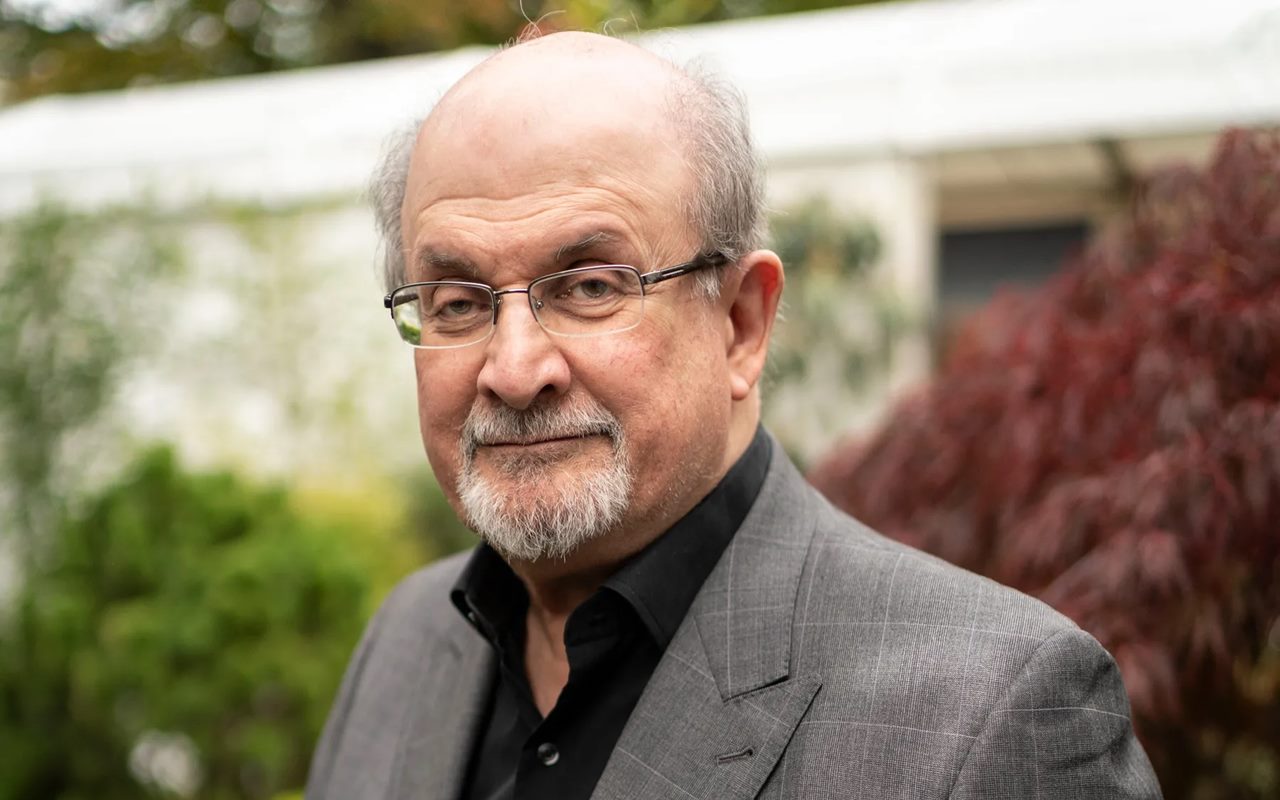 Penulis 'Ayat-Ayat Setan' Salman Rushdie Ditikam di New York, Begini Kondisinya Sekarang