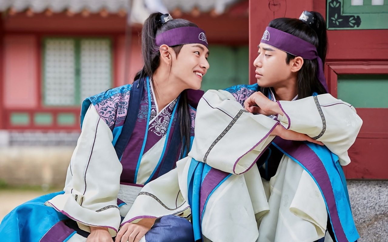 V BTS Ungkap Kesulitan Syuting 'Hwarang', Puji Kebaikan Park Seo Joon