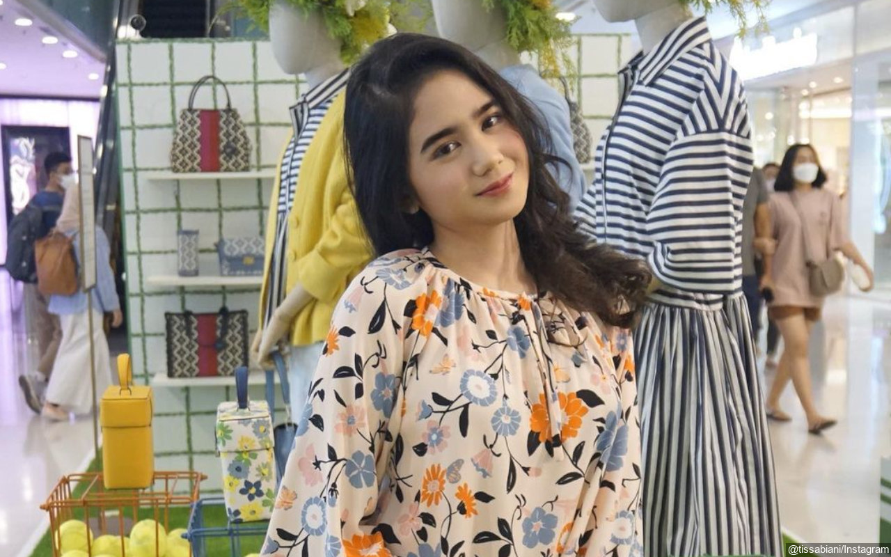 Tissa Biani Pakai Kebaya Klasik di Pertunangan Kakak, Penampilan Bak Ibu Pejabat Jadi Sorotan