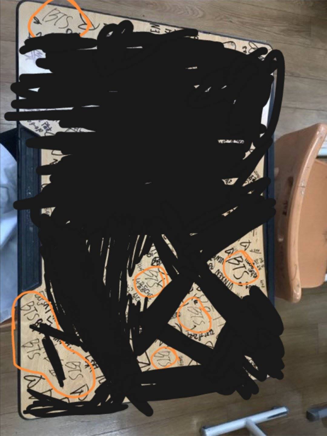 Meja Yoo Eun Seo di sekolah