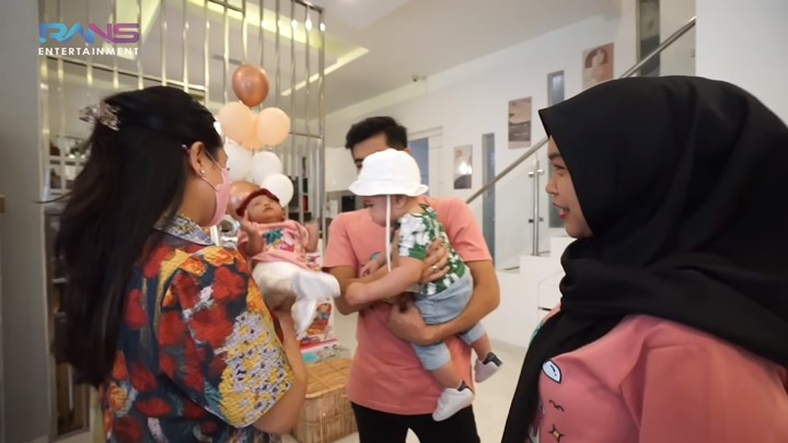 Tatapan Pertama Cipung ke Baby Moana