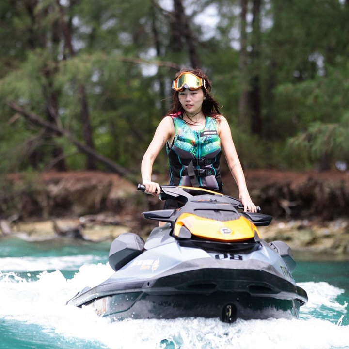 Jajal Naik Jet Ski