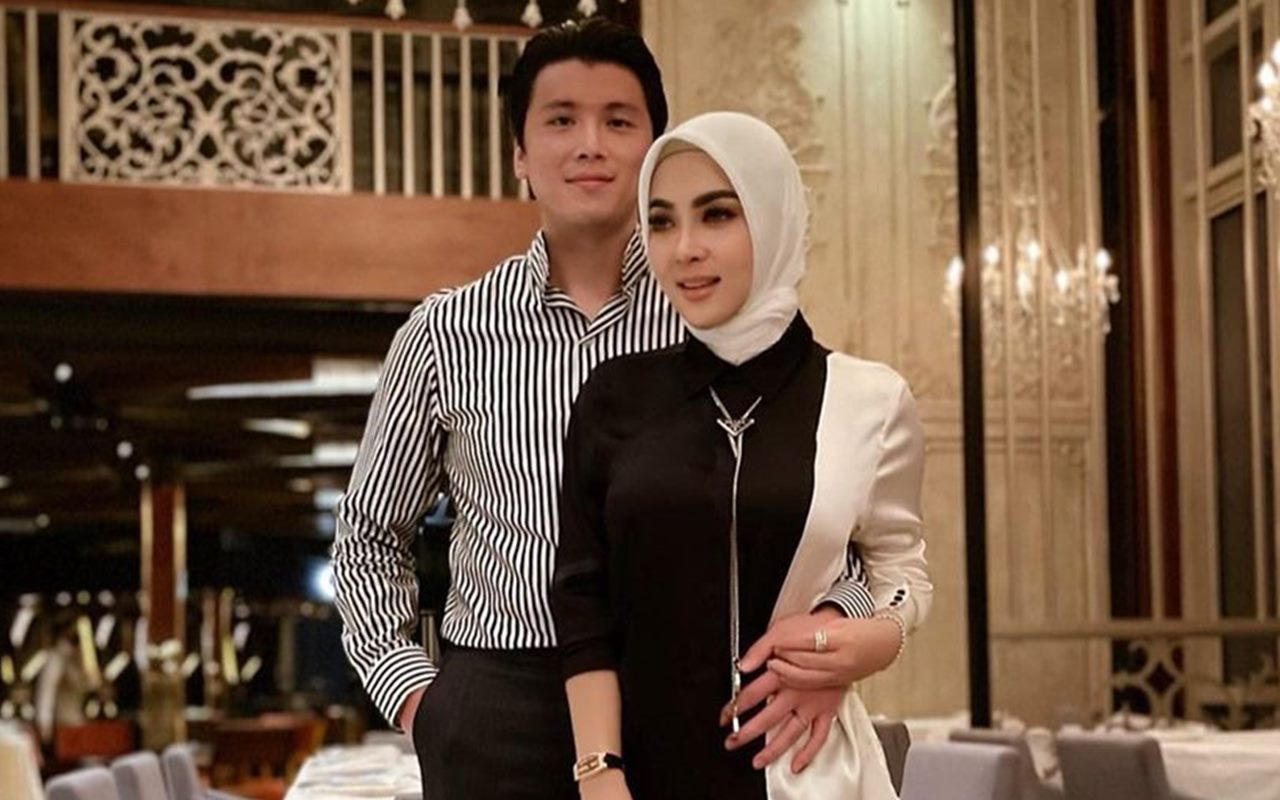 Bak Negeri Dongeng, Syahrini Pamer Tingkah Bucin Reino Barack Saat Main di Disneyland Tokyo