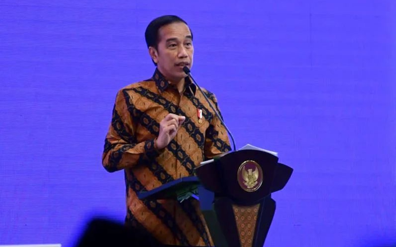 Cinta Tanah Air, 8 Potret Presiden Jokowi Kenakan Baju Adat Kala Sambut Perayaan Kemerdekaan RI