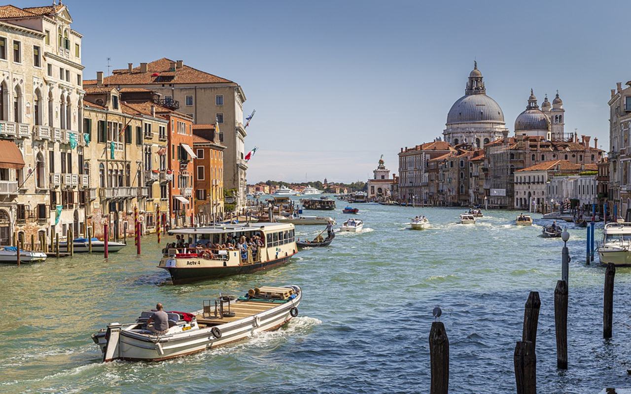 Walikota Venesia Geram Ada Pemuda Berselancar di Grand Canal, Sebut Mereka Idiot