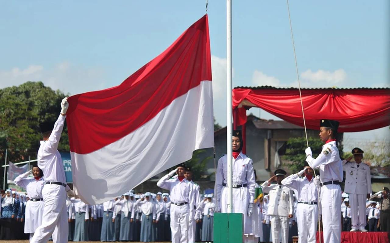 Upacara di Tengah Lumpur Hingga Seorang Satpam Panjat Tiang Bendera, Berikut Kemeriahan HUT RI-77