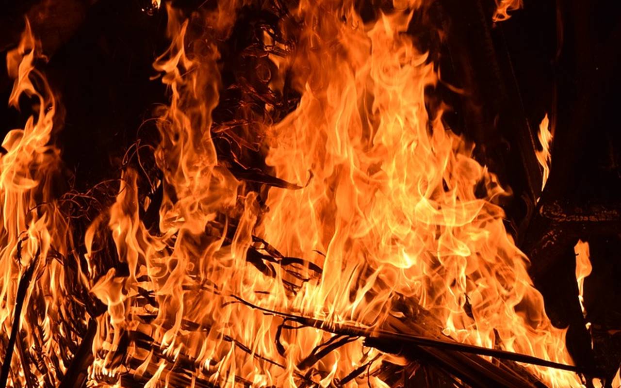 Pabrik Alumunium Foil di Gunung Putri Bogor Kebakaran, Asap dan Api Menjulang Tinggi Hingga Depok