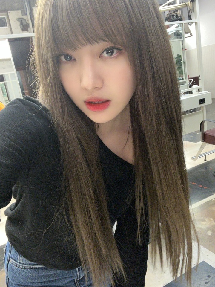 Penampilan Baru Ningning aespa Dengan Poni dan Rambut Gelap Kejutkan Netizen