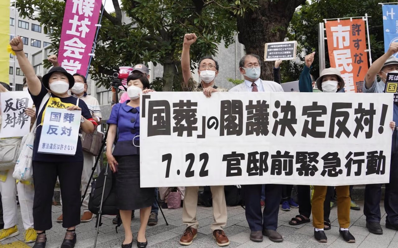 Ribuan Orang di Tokyo Gelar Aksi Protes Rencana Pemakaman Kenegaraan Untuk Shinzo Abe 