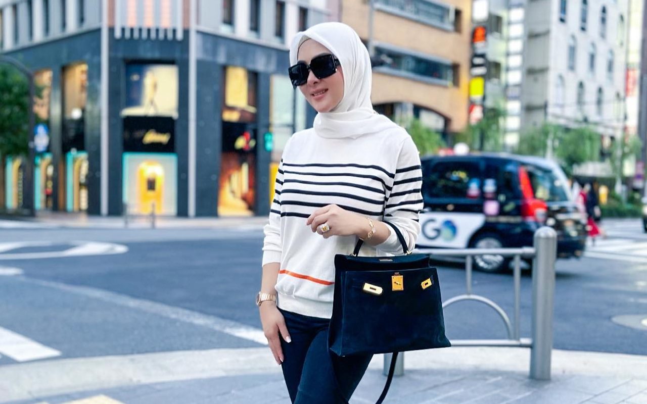 Usai Ungu, Syahrini Kembali Pamer Hadiah Baju Warna Ini dari Sang Mertua Dipuji Cocok?