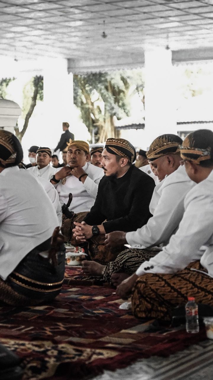 Gagah dalam Balutan Pakaian Adat Jawa