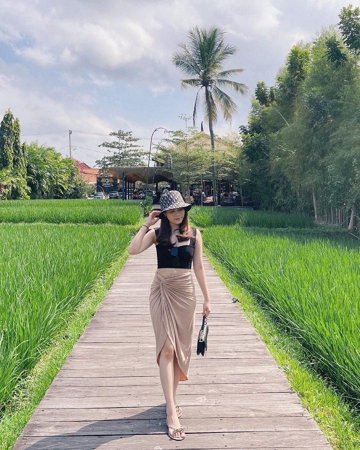 Dikelilingi Sawah Hijau