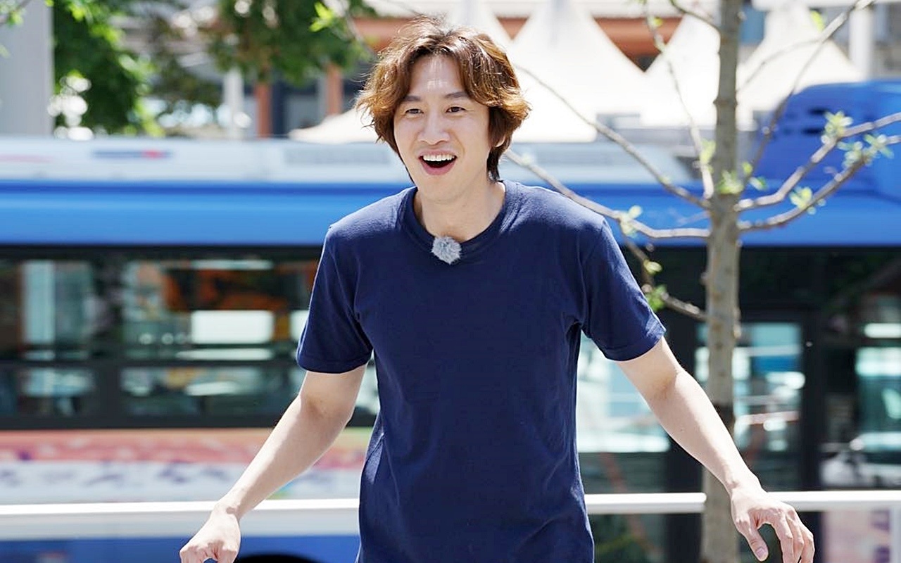 Lee Kwang Soo Bikin Geger Fans Diduga Jadi Bintang Tamu 'Running Man'