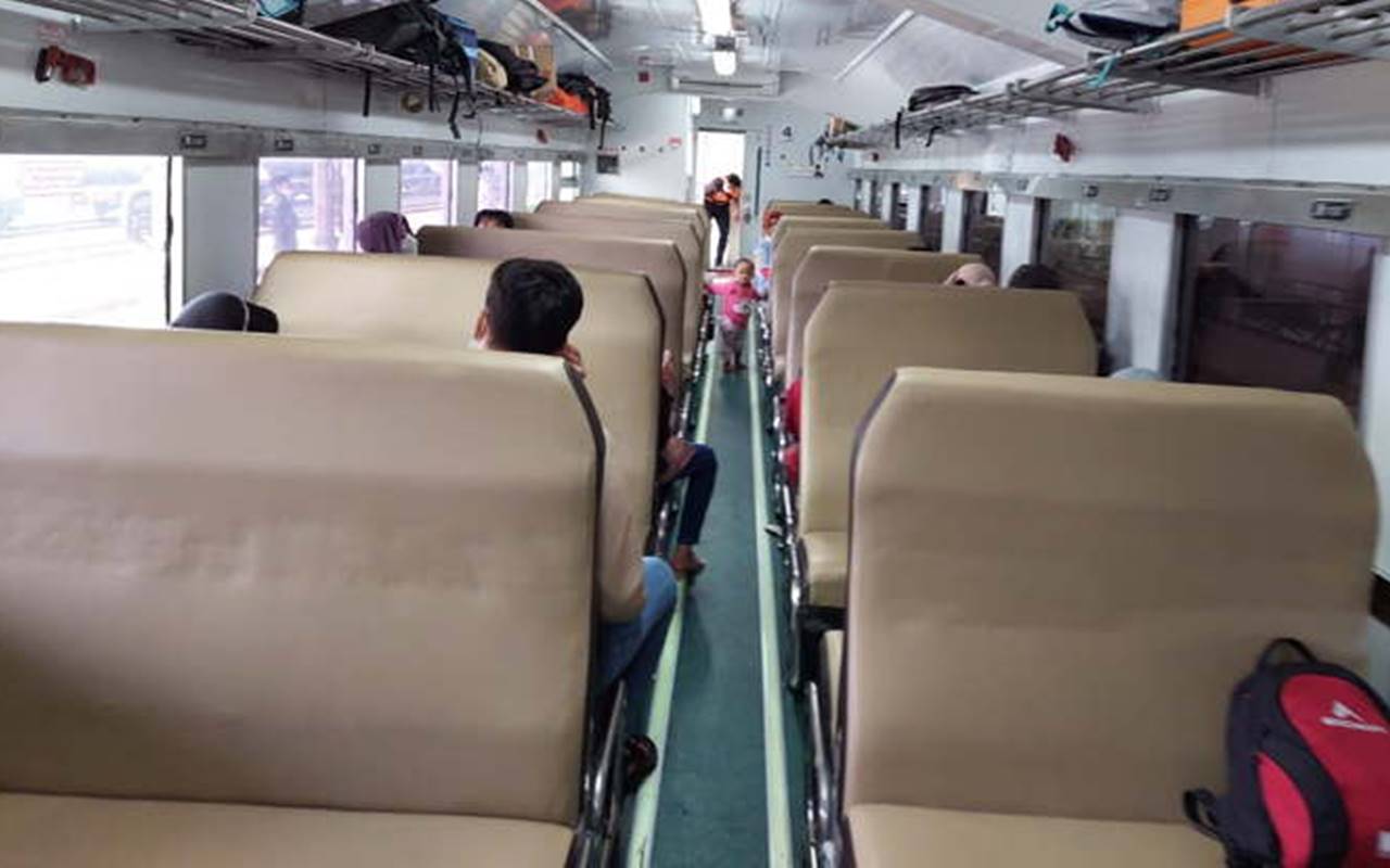 Model Kursi Tegak Kereta Ekonomi Dikeluhkan PT KAI Segera Ganti?