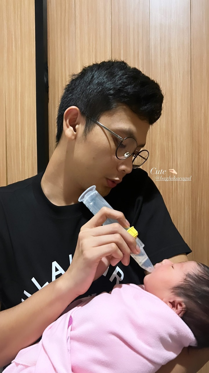 Momen Baby Mikaila bersama Papa