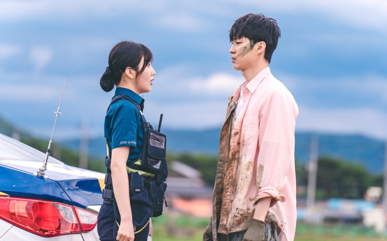 Friendzone dengan Joy Red Velvet Di 'Once Upon A Small Town', 10 Gaya Baek Sung Chul Liburan Outdoor