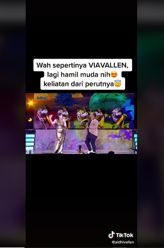 Perut Via Vallen Saat Nyanyi di Atas Panggung Disorot, Hamil?