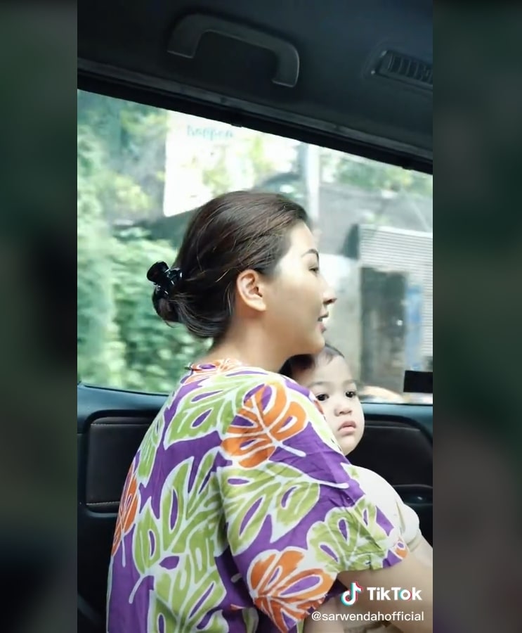 Penampilan Sarwendah Saat Antar Anak ke Sekolah Disorot, Dandan Heboh?