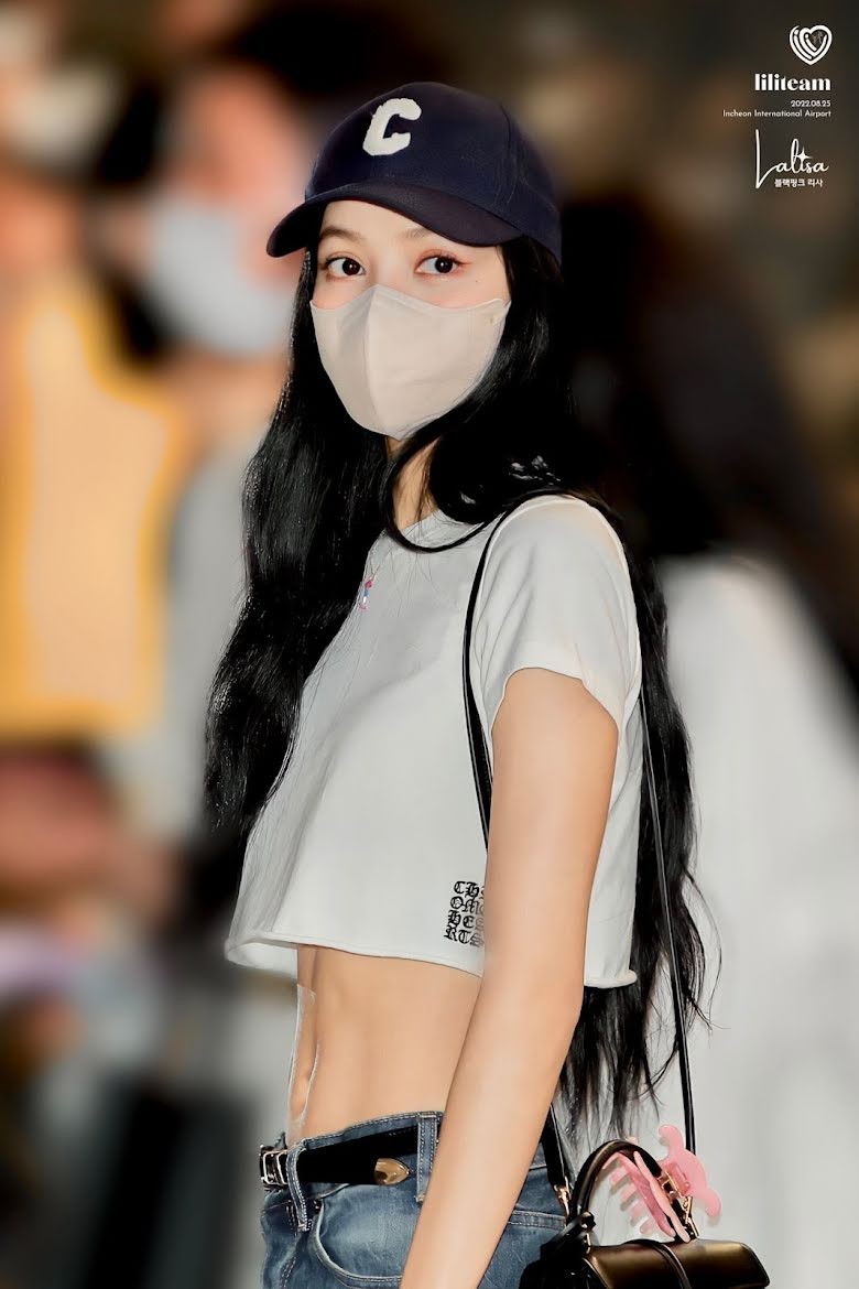 Kembali Pemer Pinggang Ramping di Depan Publik, Lisa ianggap Body Goals dan Tuai Pujian