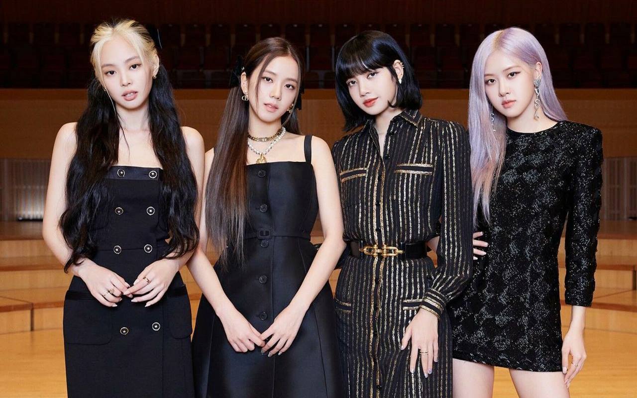 MTV VMA 2022: BLACKPINK Tampil Serba Hitam, Detail Bagian Belakang Outfit Jennie & Lisa Seksi Banget