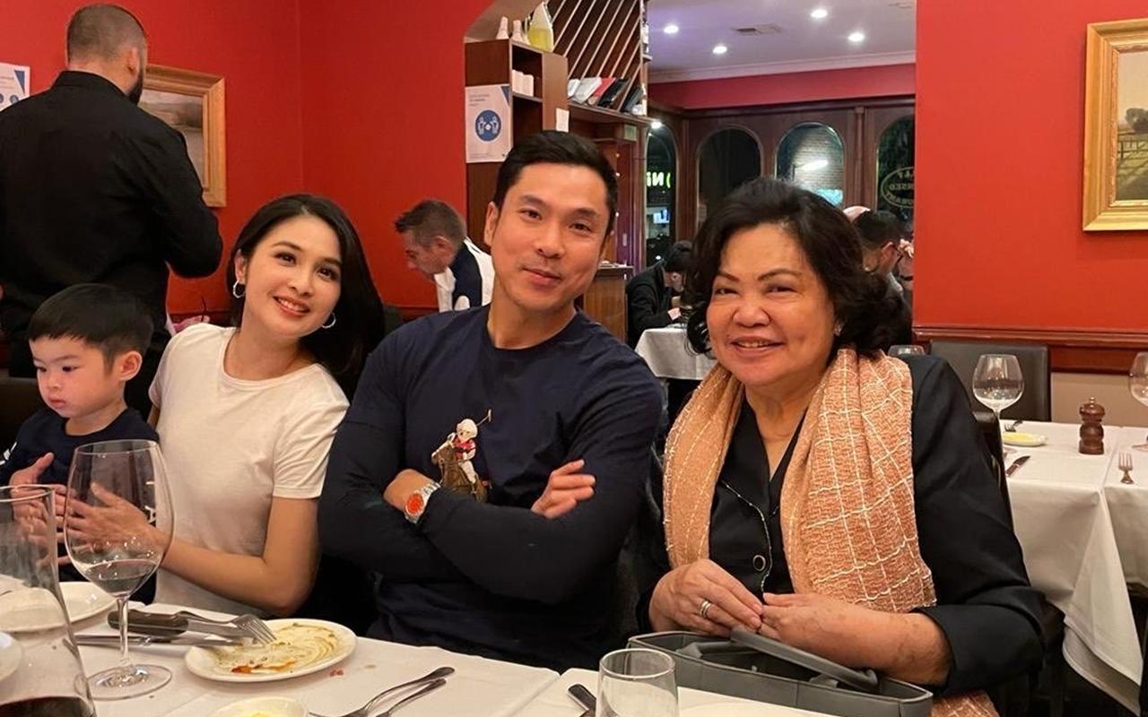 Harvey Senyum Tampan, Komentar Sandra Dewi di Postingan Ibu Mertua Jadi Sorotan