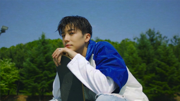 Debut Solo Pertama