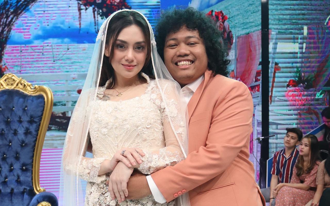 Celine Evangelista Pamer Pas Foto Background Biru Bareng Marshel Widianto, Fix Bakal Nikah?