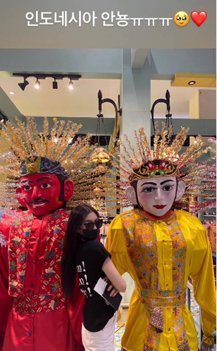 Makin Melokal, Soodam Secret Number Pamer Foto Bareng Ondel-ondel