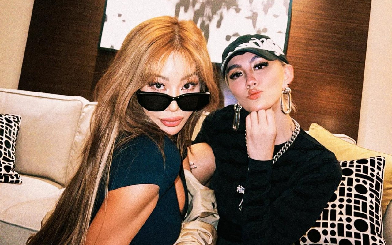 Jessi Unggah Foto Jari Tengah Saat Nongkrong Bareng Agnez Mo