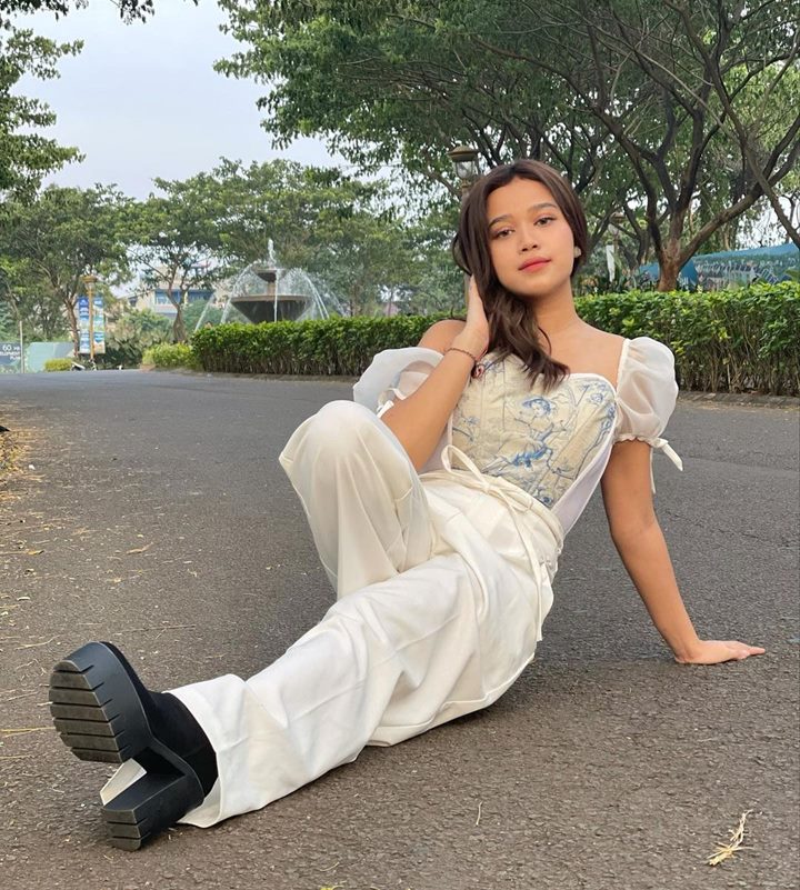 Kasual Serba Putih