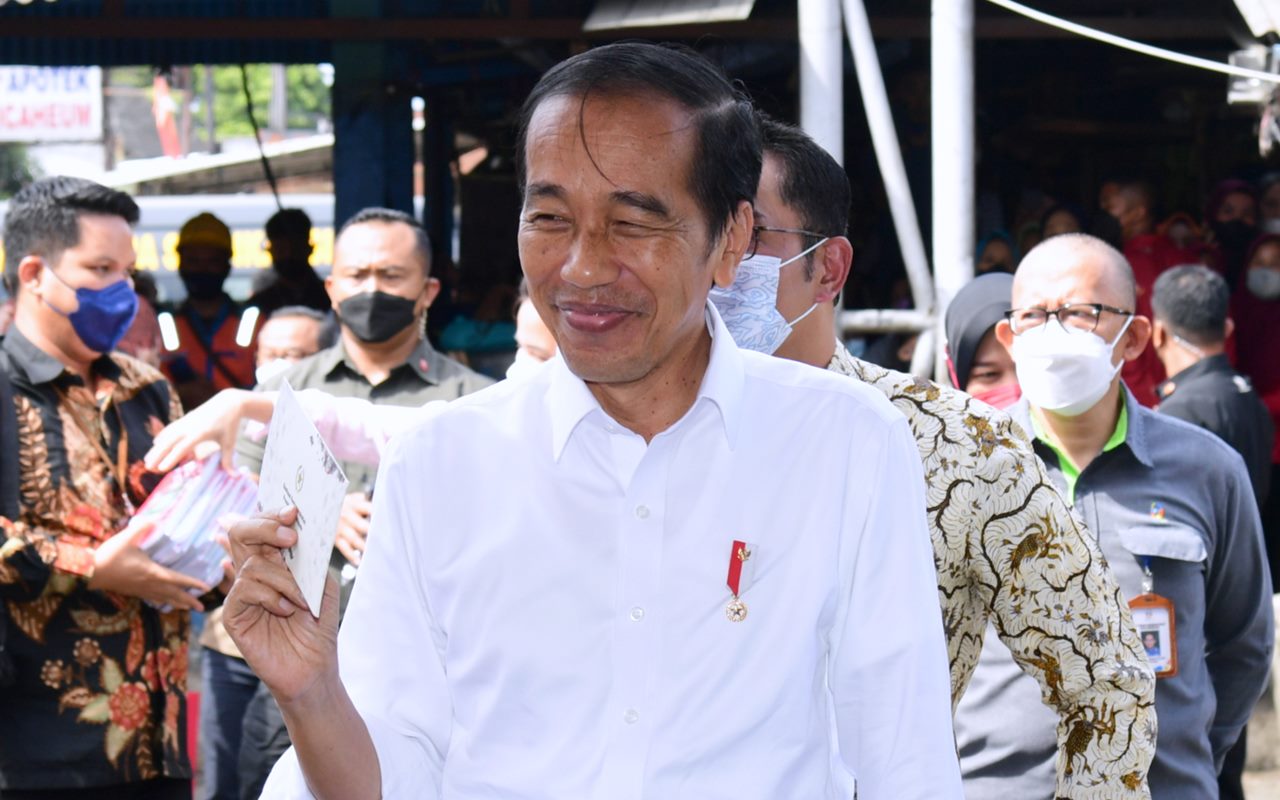 Viral Pedagang Pasar di Bandung Dapat Amplop Kosong Jokowi, Istana: Keselip