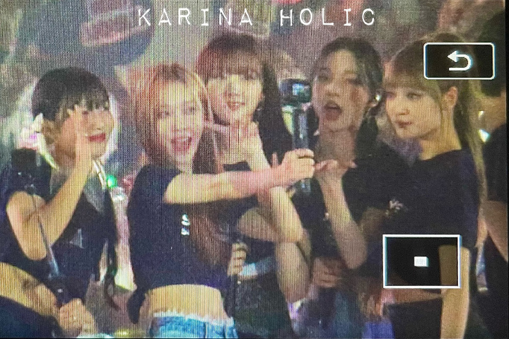 Begini Tingkah aespa Saat Photobomb Artis SM Lain di \'SMTOWN Tokyo\'