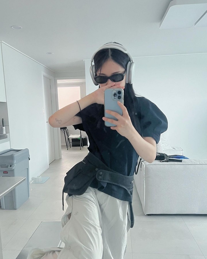 Gaya Imut dengan Kacamata Ikonik