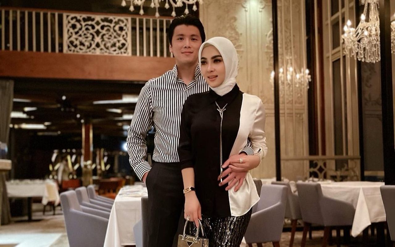 Syahrini dan Reino Barack Diduga Terbang ke Jepang, Isu Tiket Pesawat Jadi Perdebatan