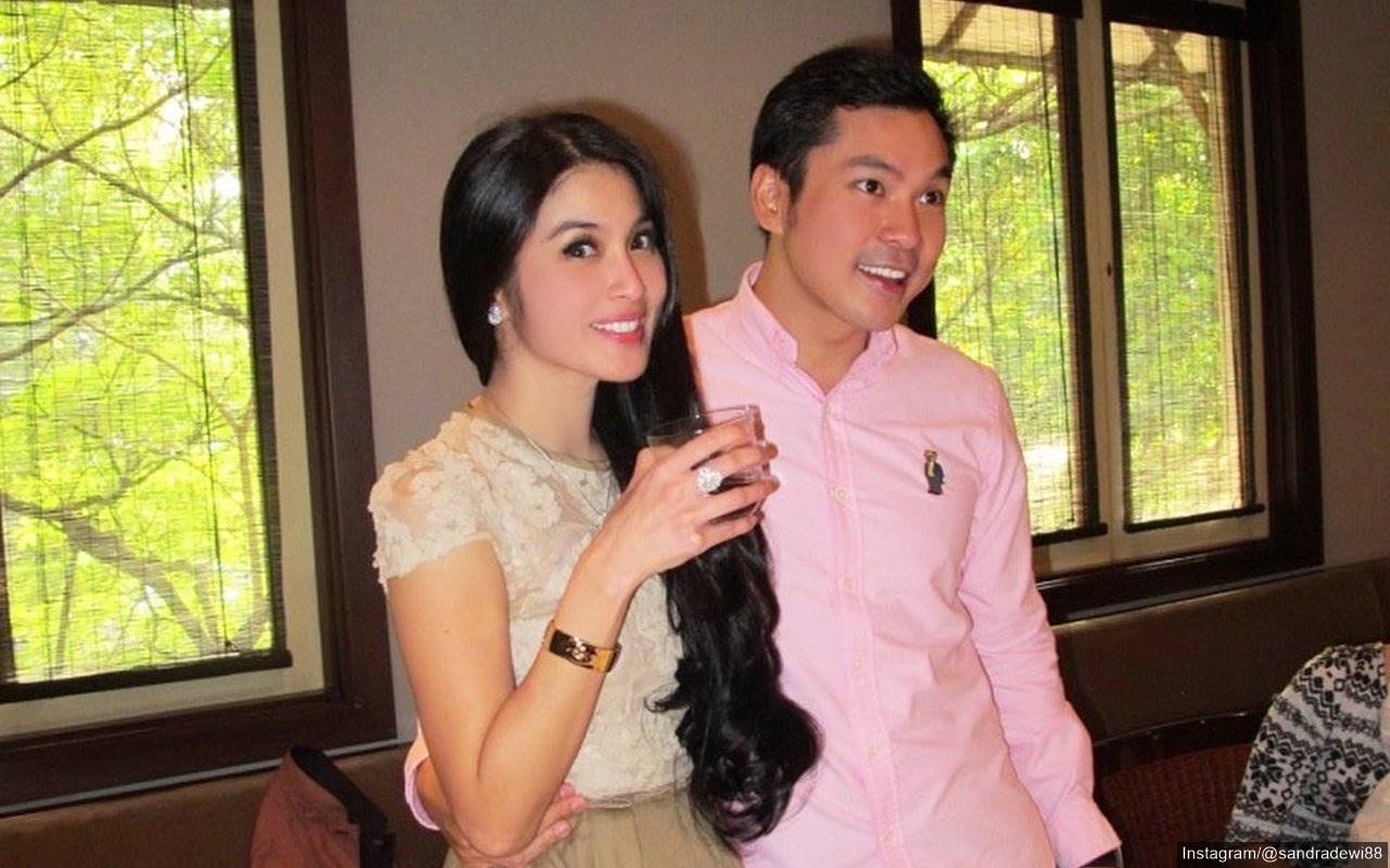 Sandra Dewi Curi-curi Waktu Lakukan Ini Bareng Suami, Pose 'Cuek' Harvey Moeis Bikin Salfok