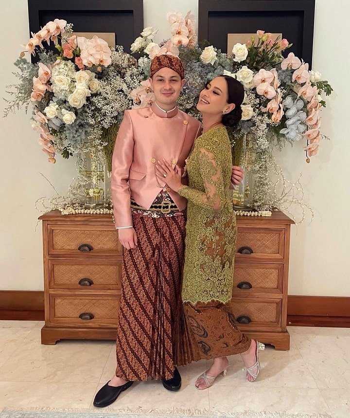 Manis Kenakan Pakaian Adat Pink