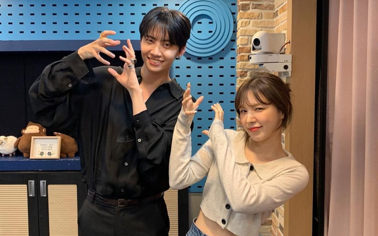 Lee Jin Hyuk Ngobrol Sambil Jentikkan Jari ke Wendy Red Velvet, Tuai Pro-Kontra dari Netizen