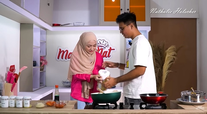 Bantu Buka Tisu