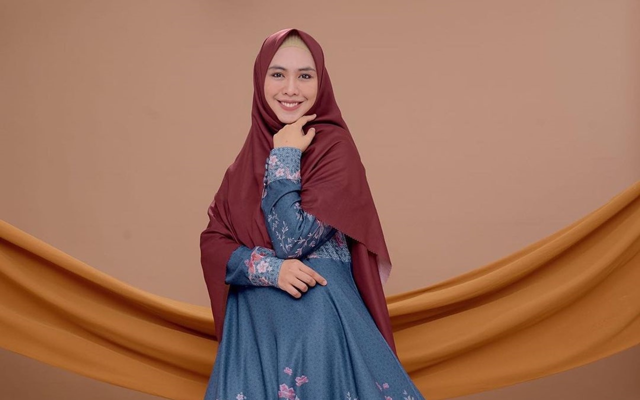 Oki Setiana Dewi Bereaksi Manis Saat Kena Prank Ugly Cake, Gaya Obrolan dengan Teman Bikin Salfok