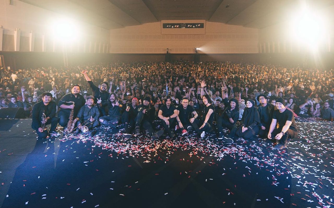 Ahmad Dhani Spill Konser Dewa 19 Di Surabaya, Gemerlap Lampu Dan Teriakan Penonton Bikin Merinding!