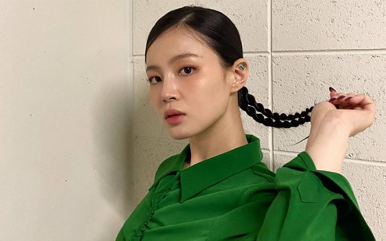 'Demam' Grillz, Lee Hi Sampai Minta Saran Penggemar