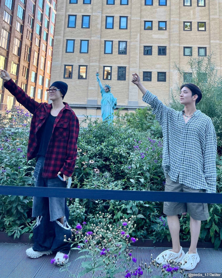 Joshua SEVENTEN Tiru Pose Patung Ikonik Bareng Hoshi, Harga Sepatu yang Diprotes Tak Main-Main