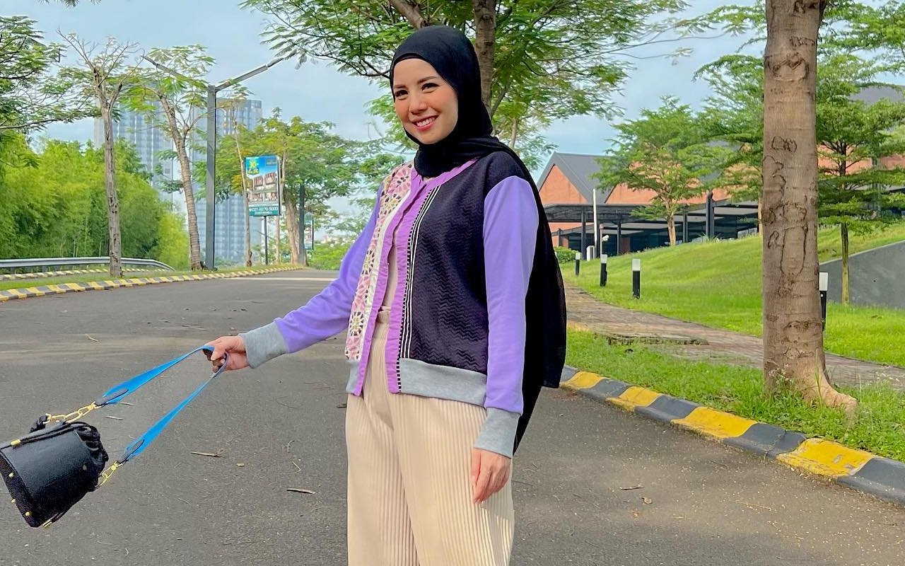 Tya Ariestya Kenang Pengalaman Awal Berhijab Serta Reaksi Sederhana Namun Super Manis Suami